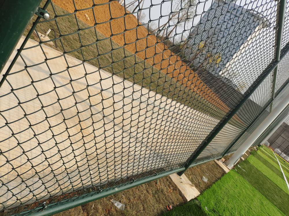 玉林玉州四米日字型球場圍網(wǎng)運(yùn)動場地施工 高品質(zhì)烤漆工藝確保持久耐用不掉色